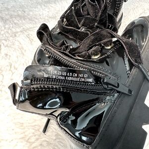 My daughter never used them! Lovely warm lined boots! Unisex!